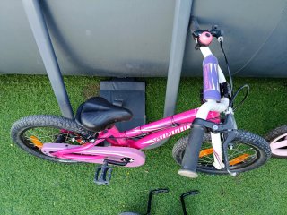 Bicicleta niña y patinete rosa