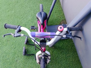 Bicicleta niña y patinete rosa