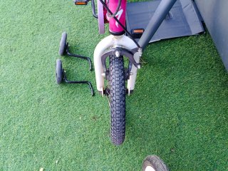 Bicicleta niña y patinete rosa