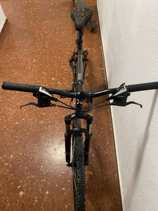 Bicicleta de montaña negra