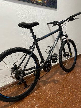 Bicicleta de montaña negra