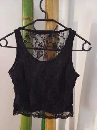 Top encaje Shana negro con letras fucsia Talla M