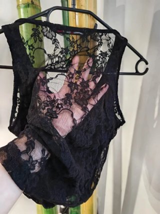 Top encaje Shana negro con letras fucsia Talla M