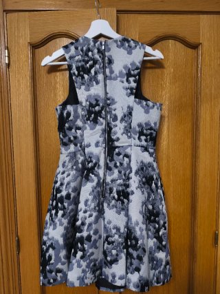 Vestido estampado gris y negro
