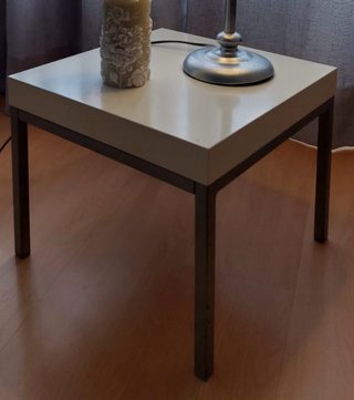 Mesa auxiliar cuadrada blanca y plata