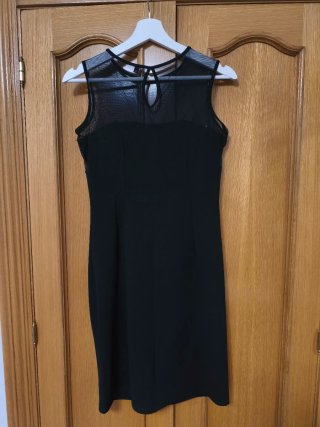 Vestido negro con transparencias y lentejuelas