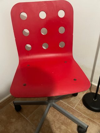 Silla de oficina roja con ruedas
