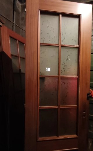 Puerta madera con cristal diseño elegante