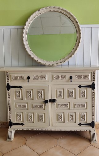 Consola de madera beige con detalles negros