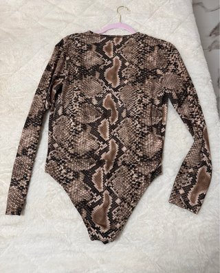 Body estampado serpiente manga larga