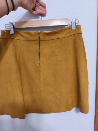 Falda corta color mostaza
