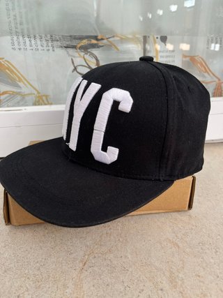 Gorra NYC con visera plana negra
