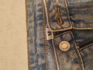 Shorts vaqueros con pedrería y rotos