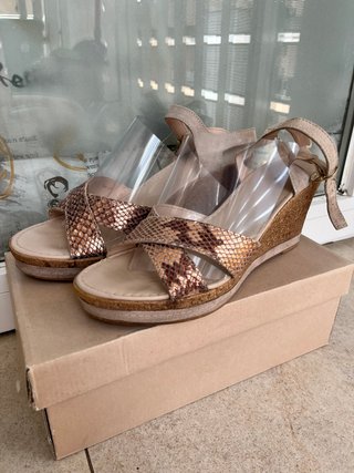Zapatos de cuña con tonos dorados