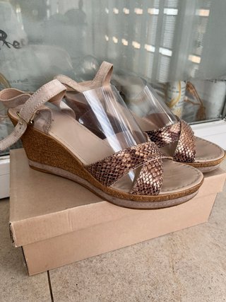 Zapatos de cuña con tonos dorados