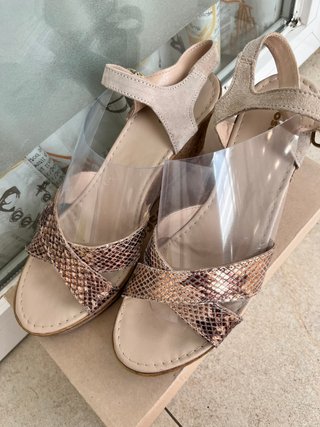 Zapatos de cuña con tonos dorados