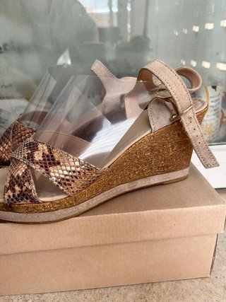 Zapatos de cuña con tonos dorados