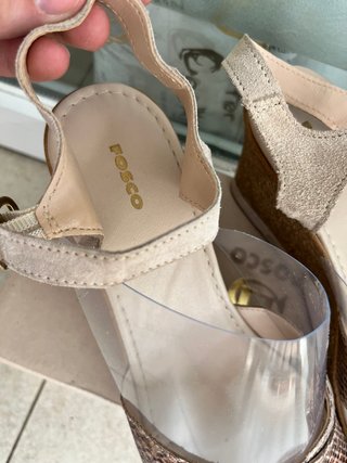 Zapatos de cuña con tonos dorados