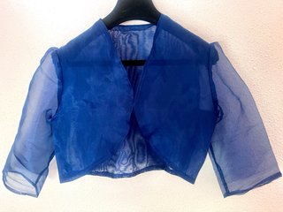 Vestido largo tul con chaqueta a juego.