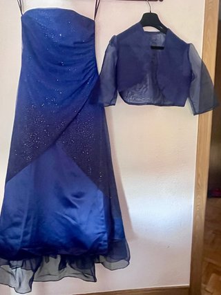Vestido largo tul con chaqueta a juego.