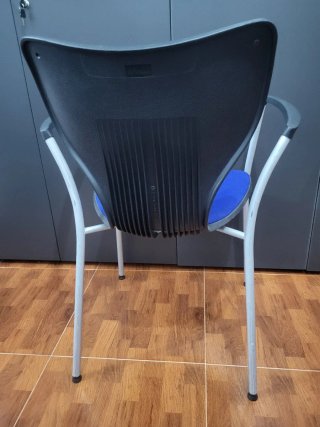 Sillas azules y grises de tela y metal