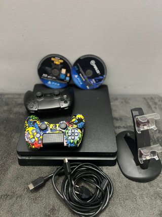 PS4 Slim + 2 Mandos + Base de Carga + 2 Juegos