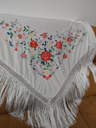 Mantón blanco bordado 190x150x150
