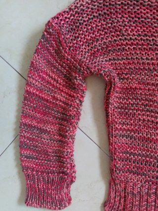 Camisola de malha rosa e vermelha