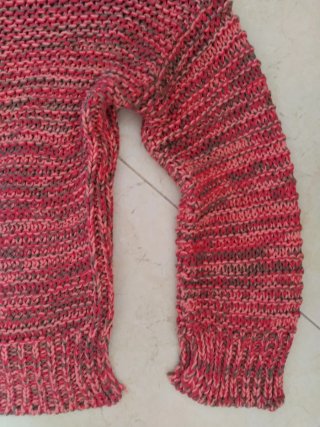 Camisola de malha rosa e vermelha
