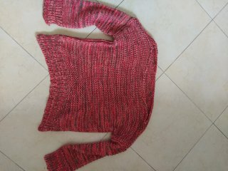 Camisola de malha rosa e vermelha