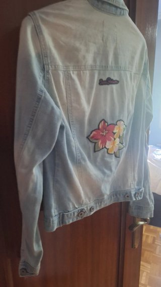 Chaqueta Vaquera. Talla M. Customizada con Parches