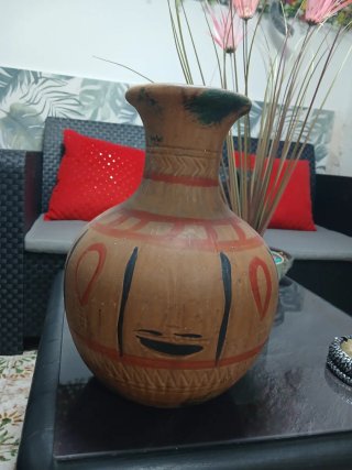 Jarrón de terracota con detalles rojos