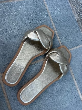 Sandalias Stradivarius doradas