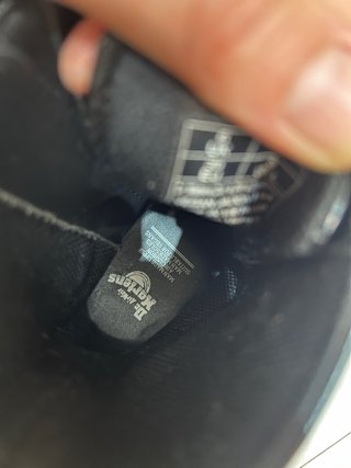 Botas Dr. Martens Negras con Cordones Amarillos