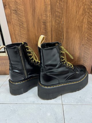 Botas Dr. Martens Negras con Cordones Amarillos