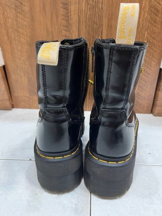 Botas Dr. Martens Negras con Cordones Amarillos
