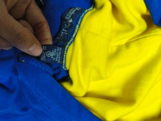 Sudadera con capucha azul y amarilla