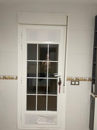 Puerta aluminio blanca con cristal