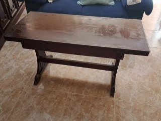 Mesa de madera marrón