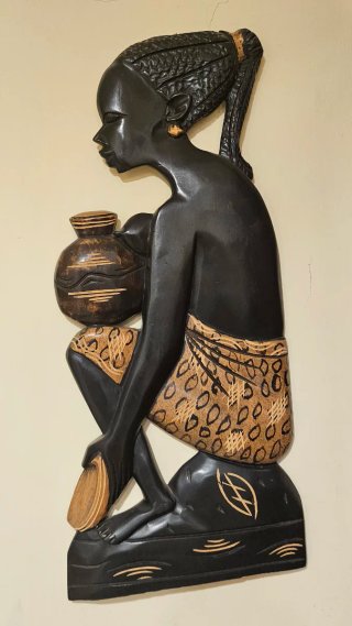 Figura in legno di donna africana da parete