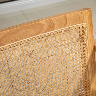 Silla de madera y ratán con cojín beige