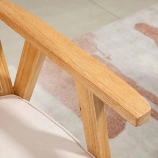 Silla de madera y ratán con cojín beige