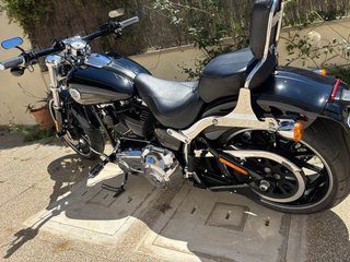 Harley Davidson Breakout Negra