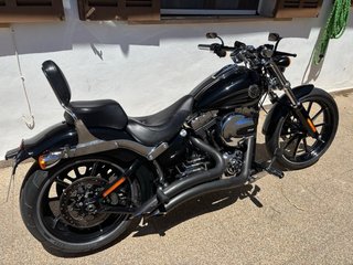 Harley Davidson Breakout Negra