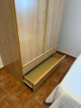 Armario de madera color beige/marrón