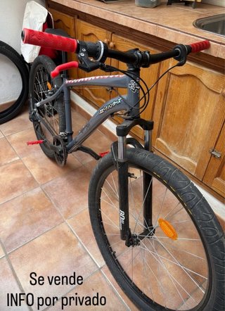 Bicicleta  gris con detalles rojos