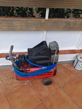Compresor de aire rojo