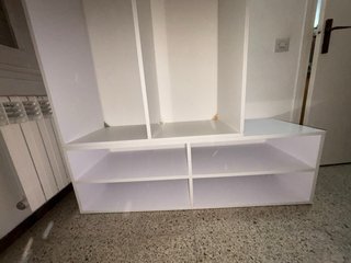 Mueble modular blanco con perchero