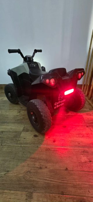 Quad infantil eléctrico.
