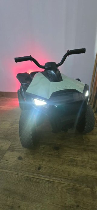 Quad infantil eléctrico.